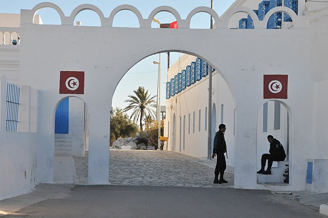 Membres de la garde nationale à l'entrée de la synagogue